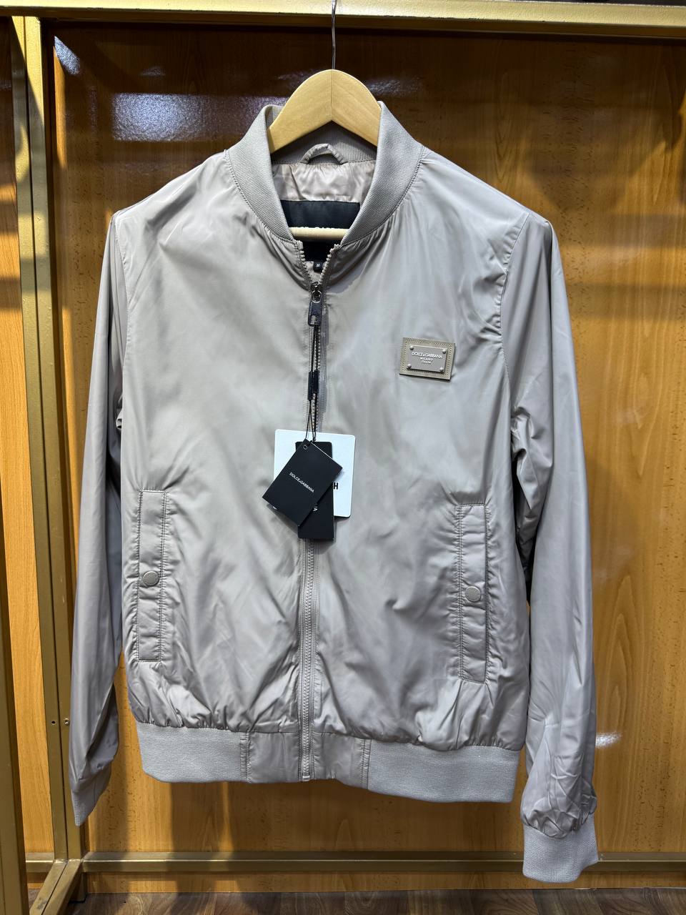 Dolce & Gabbana gris-beige avec une plaque logo métallique