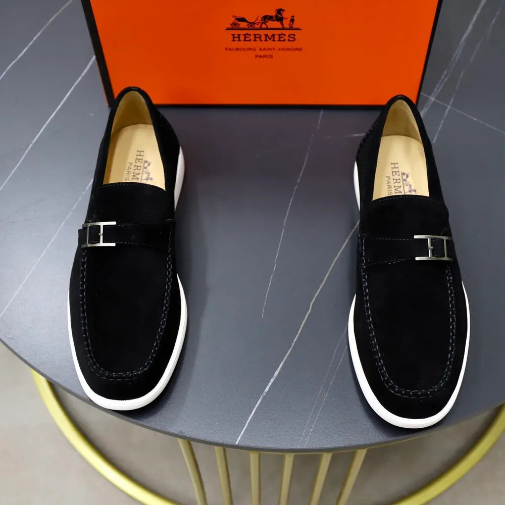 mocassins en daim noir Hermès.