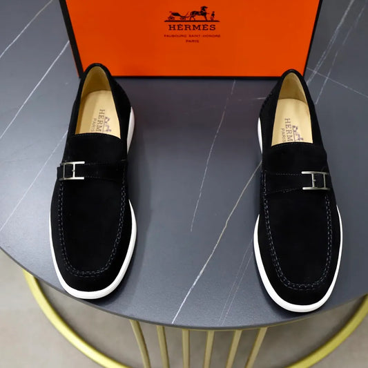 mocassins en daim noir Hermès.