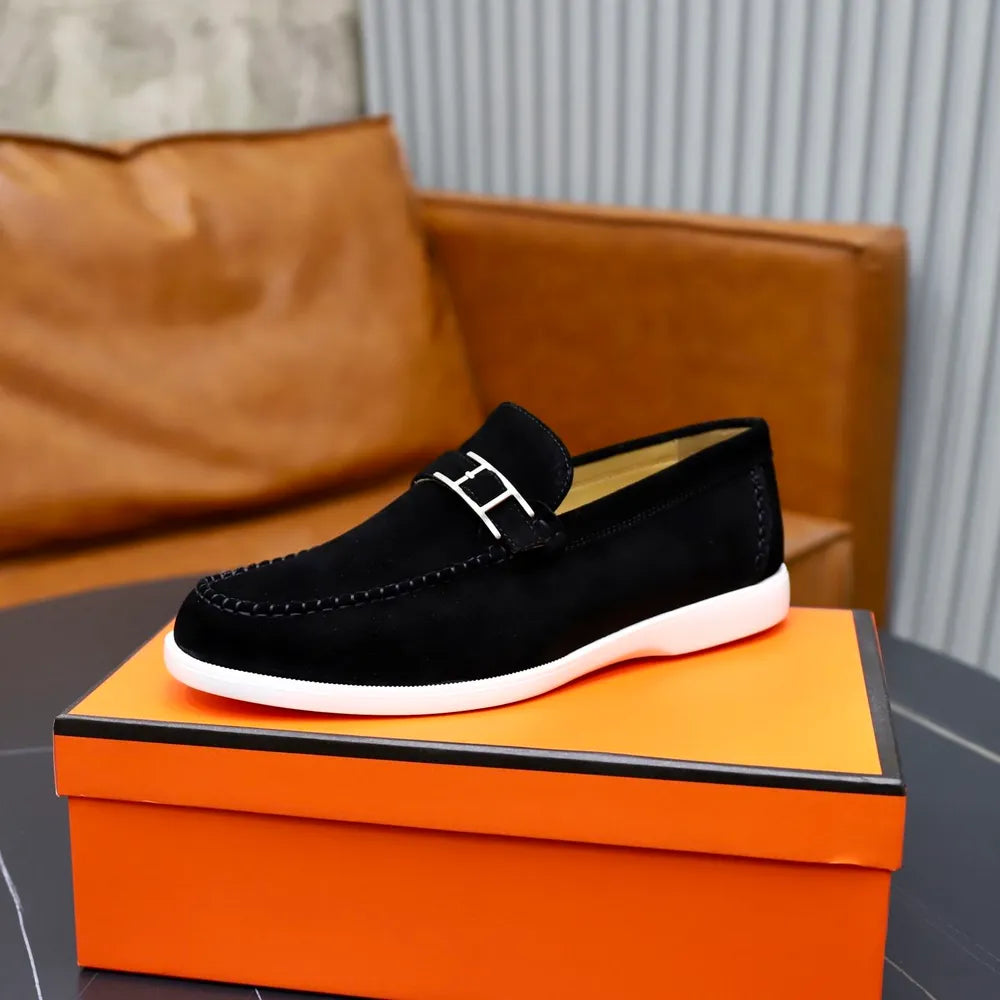 mocassins en daim noir Hermès.