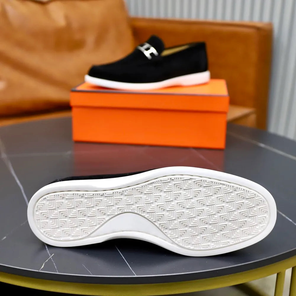 mocassins en daim noir Hermès.