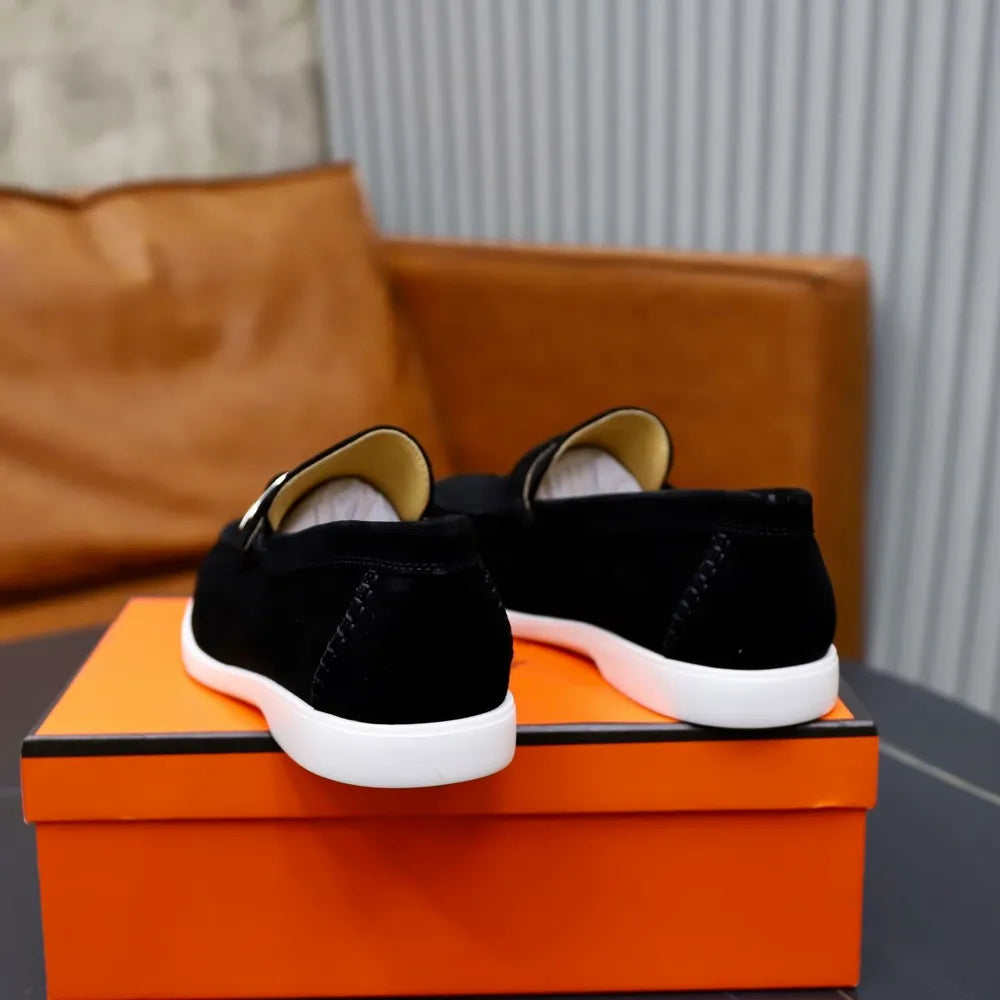 mocassins en daim noir Hermès.