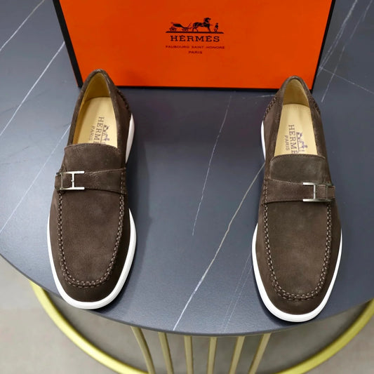 mocassins en daim Hermès.
