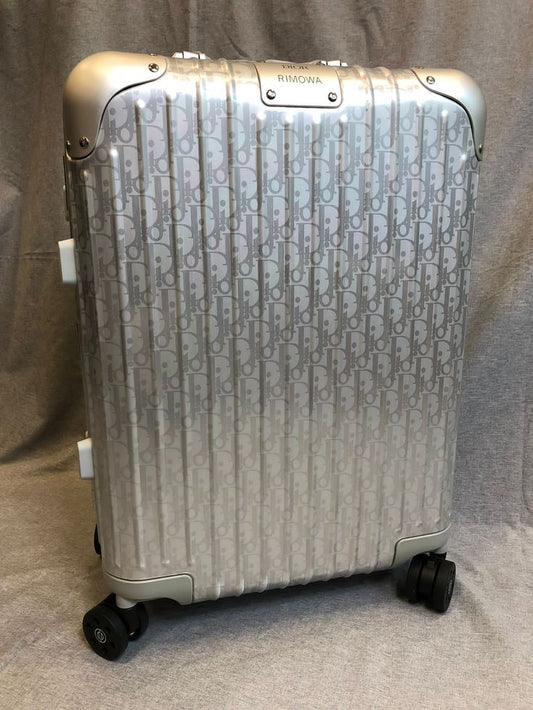 cabine Dior x Rimowa