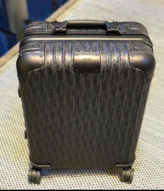 cabine Dior x Rimowa