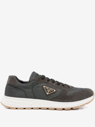 Prada
baskets en daim